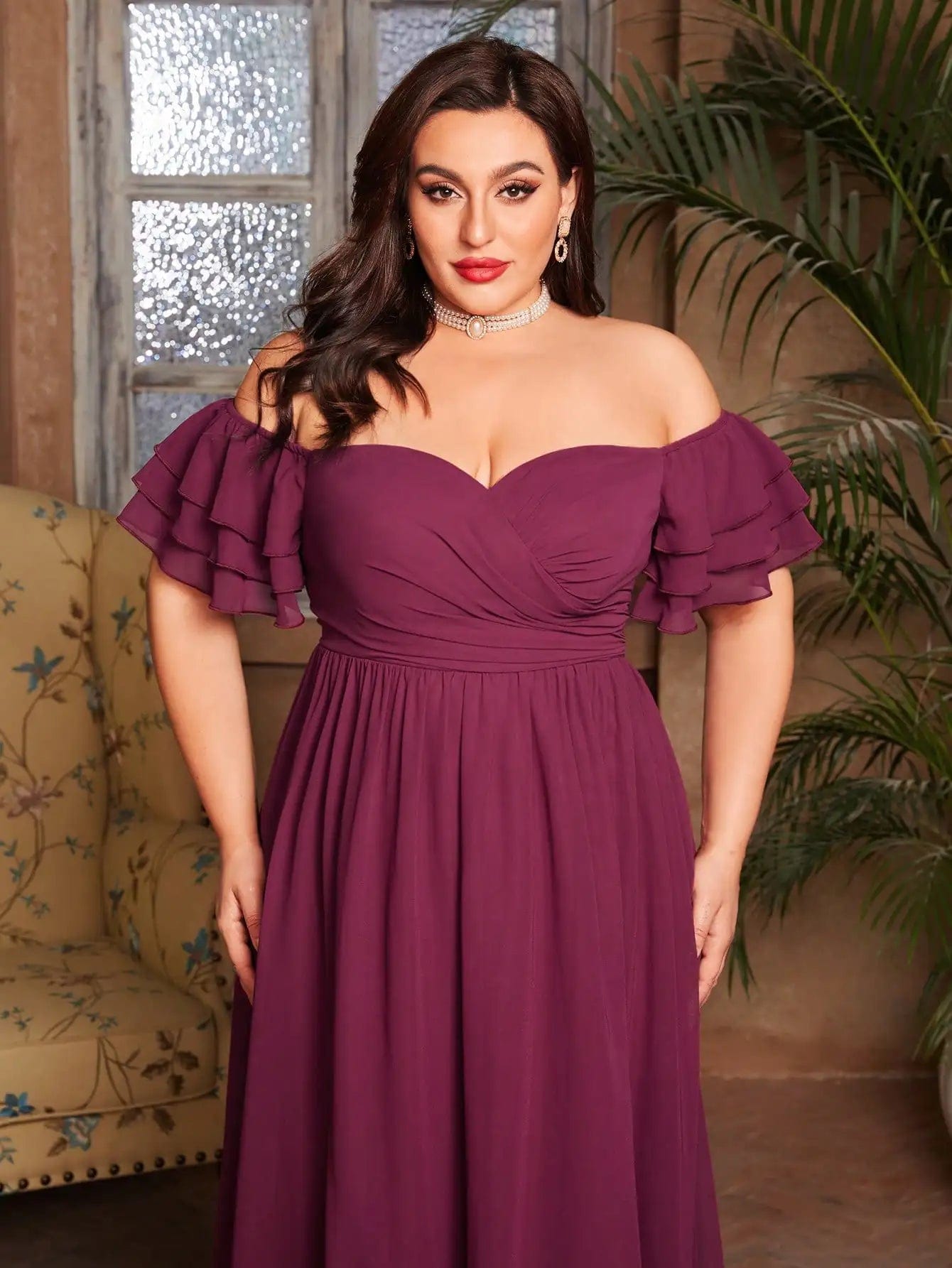 Robe de soirée grande taille bordeaux longue avec manches courtes épaules dénudées pour évènement chic.