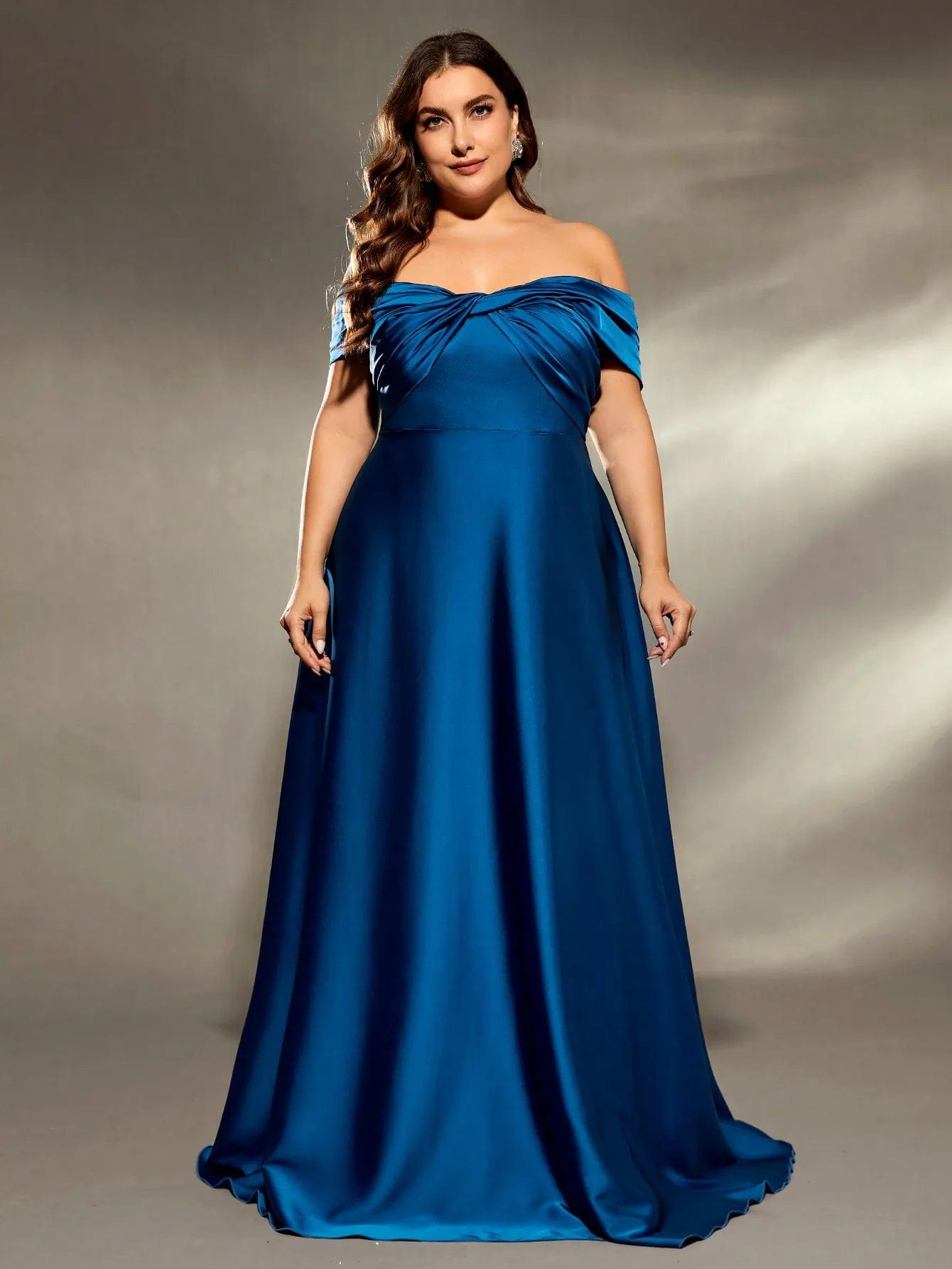 Robe de soirée grande taille en satin bleu, élégante avec épaules dénudées, idéale pour un mariage ou un événement chic.