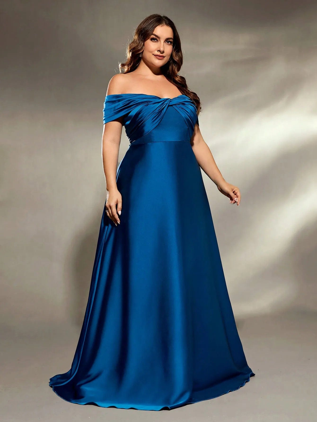 Robe de soirée grande taille en satin bleu, épaules dénudées et longueur au sol pour mariage ou gala.