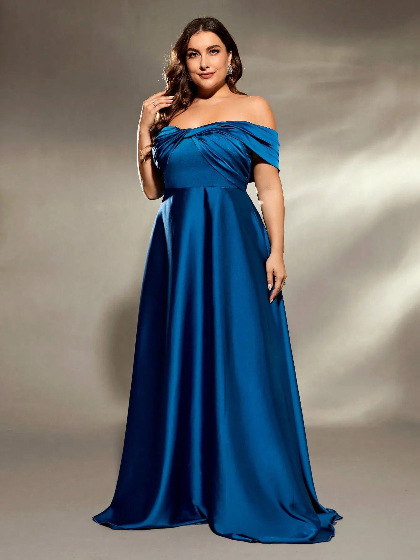 Robe de soirée grande taille en satin bleu, épaules dénudées et longueur longue pour gala ou mariage, style chic et élégant.