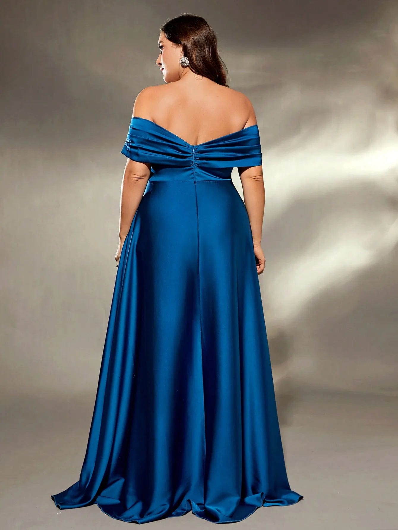 Robe de soirée grande taille en satin bleu, épaules dénudées, longue, idéale pour gala ou mariage, silhouette trapèze.