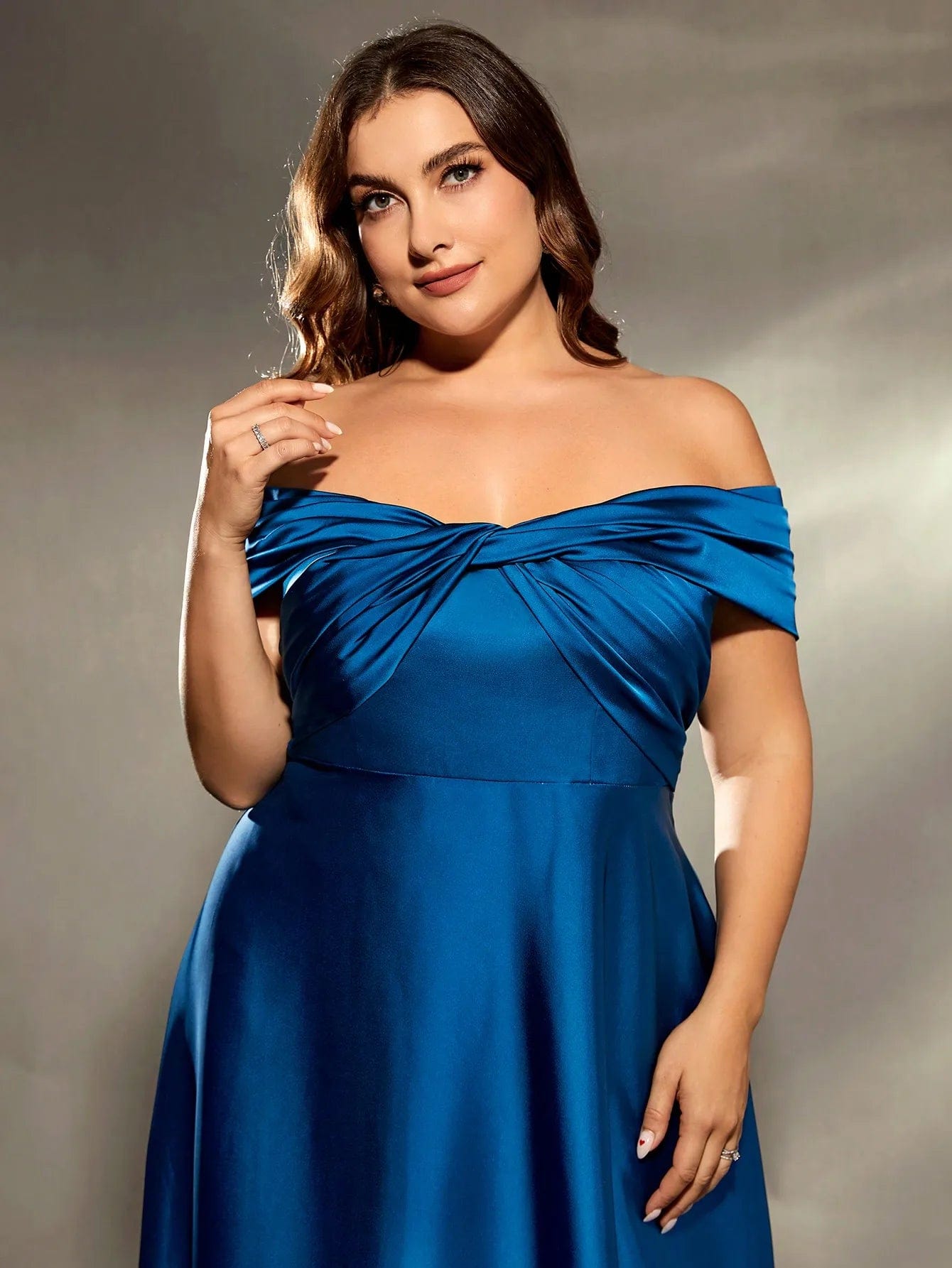 Robe de soirée grande taille en satin bleu, épaules dénudées, longueur midi, style chic et élégante pour événements.
