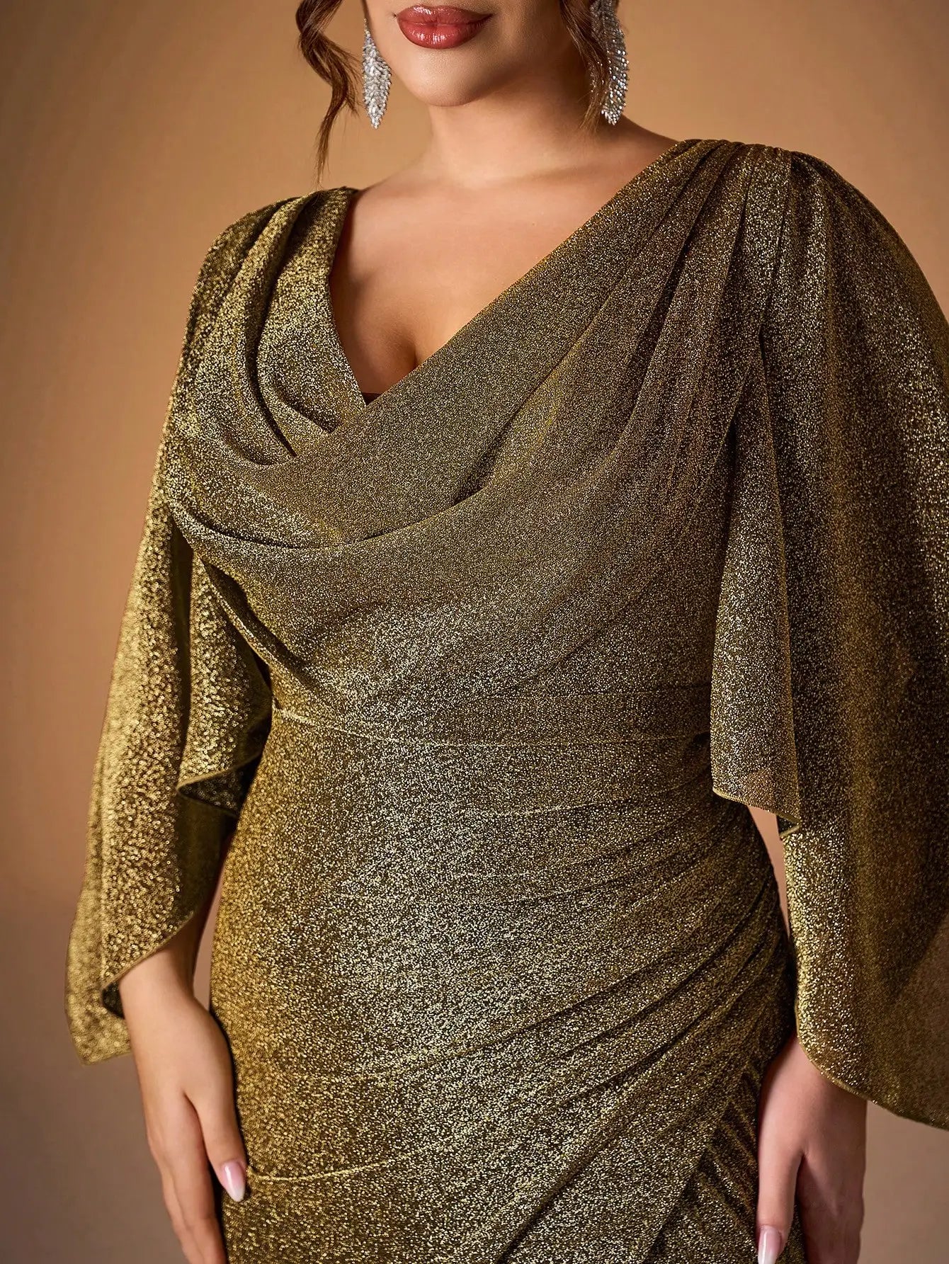 Robe de soirée grande taille fendue dorée manches évasées