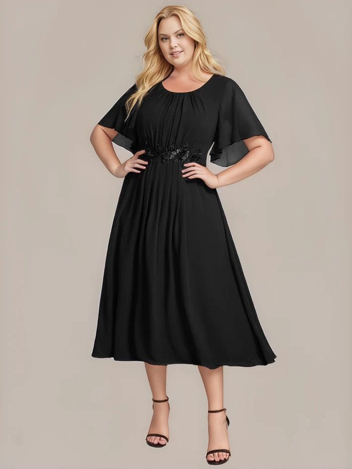 Robe de soirée grande taille noire avec des appliqués