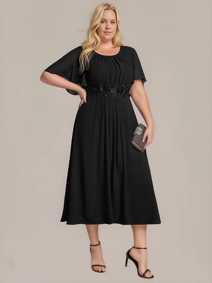 Robe de soirée grande taille noire avec des appliqués