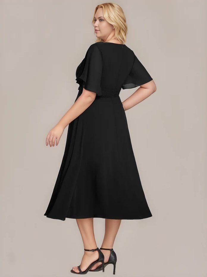 Robe de soirée grande taille noire avec des appliqués