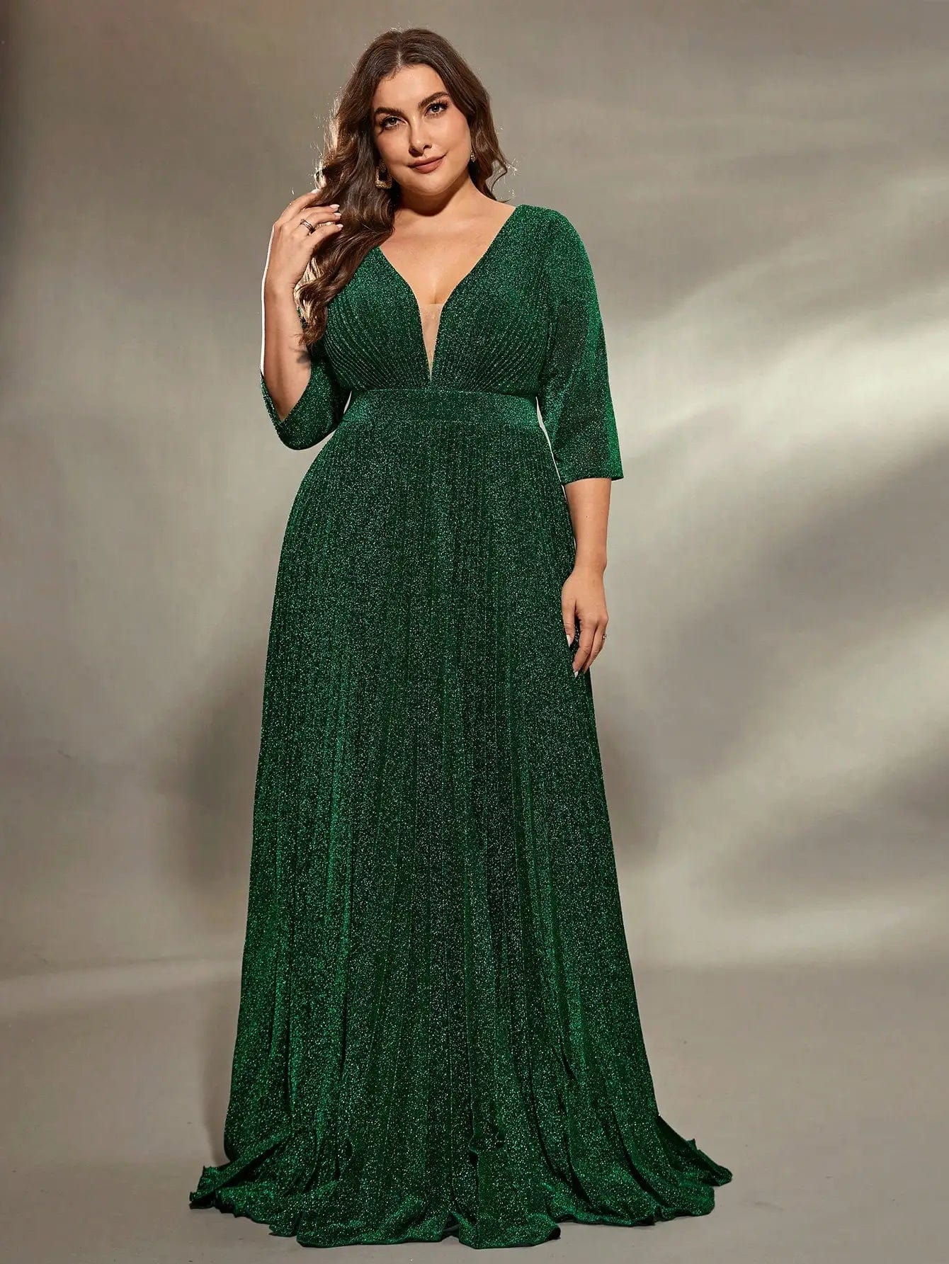 Robe habillée grande taille verte pour mariage avec manches trois-quarts et décolleté en V, style élégant et chic.