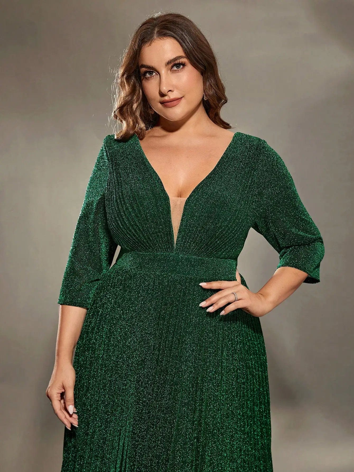 Robe habillée grande taille verte à paillettes pour mariage avec manches mi-longues et décolleté en V.