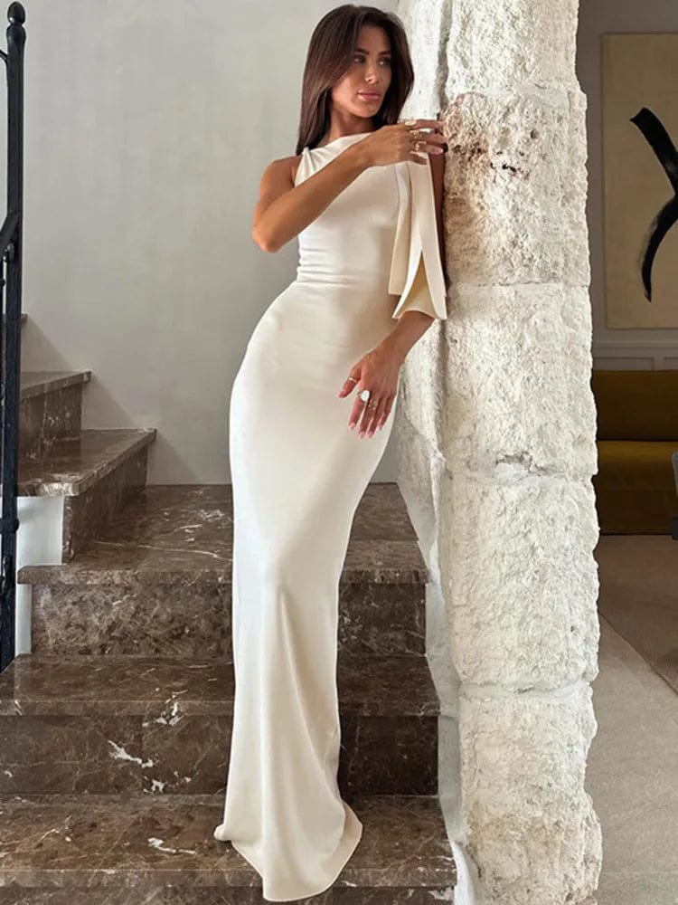 Robe de soirée longue blanche moulante avec une épaule dénudée et style chic pour mariage ou gala.