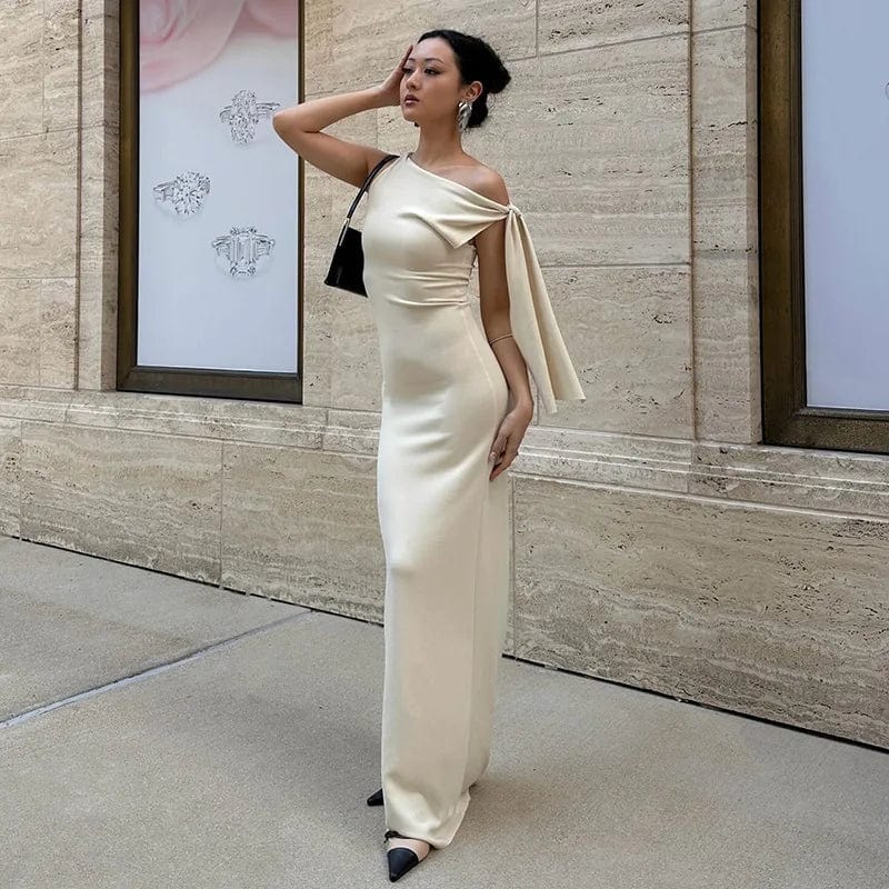 Robe de soirée longue beige à une épaule dénudée, style chic et élégant pour gala ou mariage, silhouette princesse.
