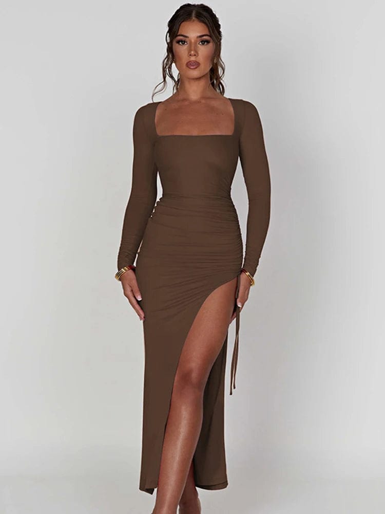 Robe de soirée longue fendue marron, style élégant, manches longues, pour cocktail ou gala, silhouette moulante.