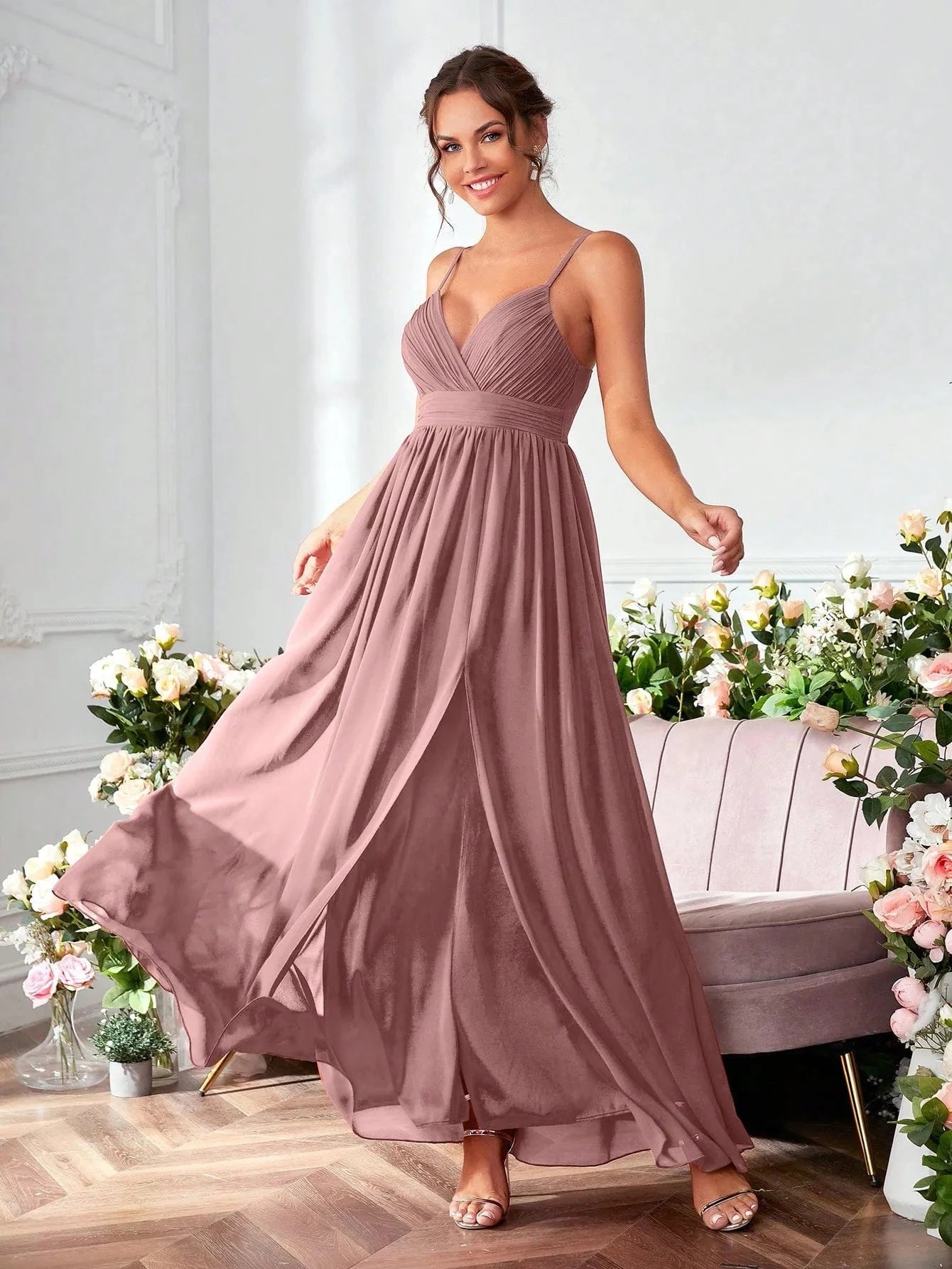 robe de soirée mariage longue fluide bleu à bretelles décolleté élégante pour invitée chic