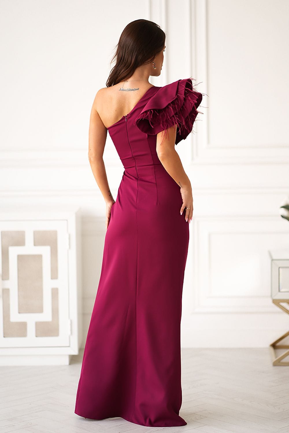Robe de soirée chic bordeaux longue moulante épaule dénudée pour un mariage élégant.