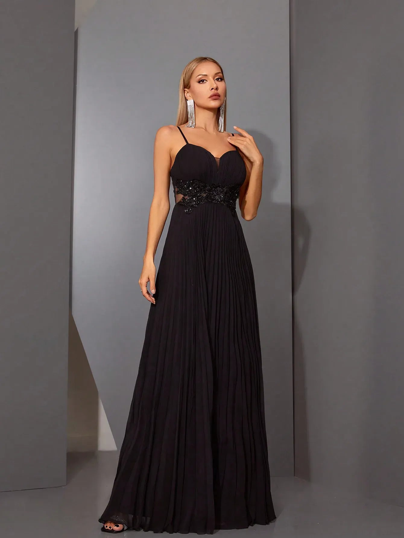 Robe de soirée longue noire avec appliqués