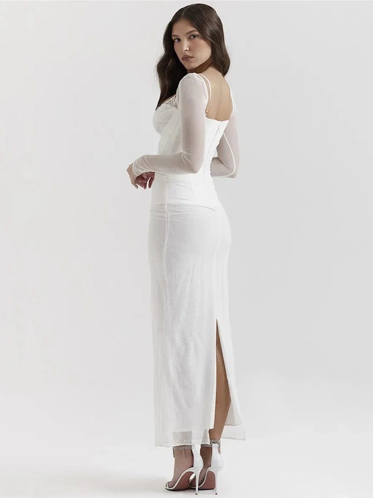 Robe soirée blanche manche longue fendue élégante pour femme, style chic et moderne avec détail transparent, idéale pour gala ou mariage.