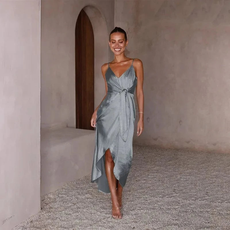 robe longue soirée mariage chic argentée à manches longues coupe trapèze élégante et raffinée