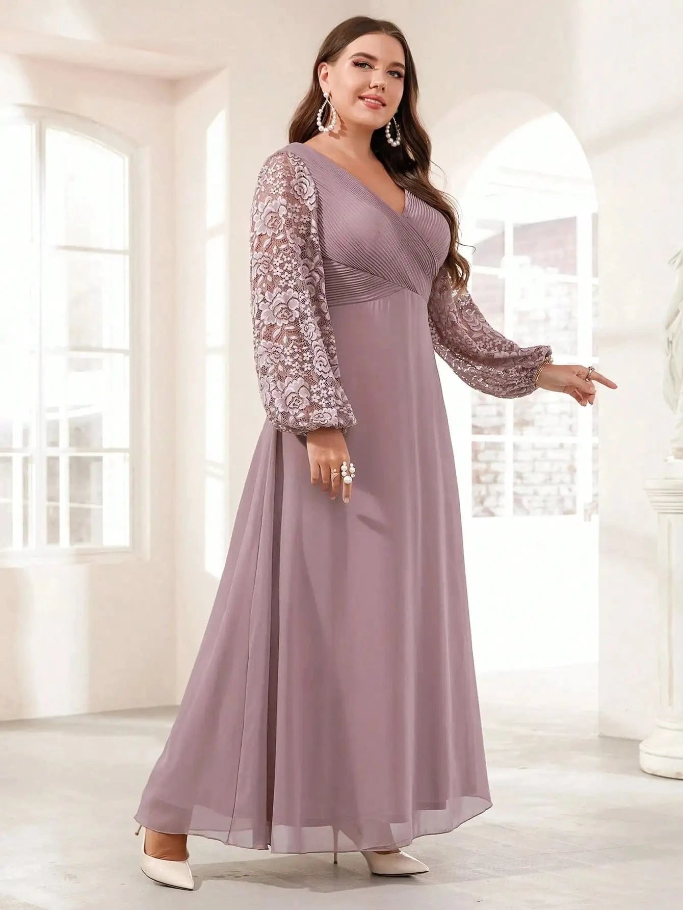 robe de soirée mariage grande taille chic longue noire avec décolleté et manches courtes élégantes