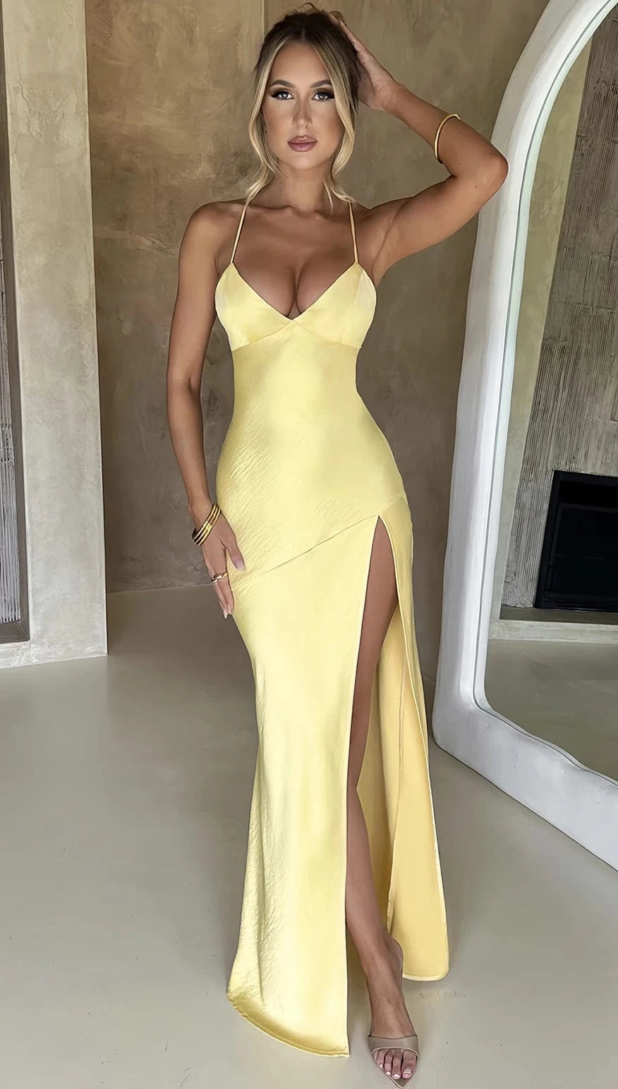 robe de soirée mariage dos nu sexy en satin fluide longue moulante couleur champagne élégante et chic
