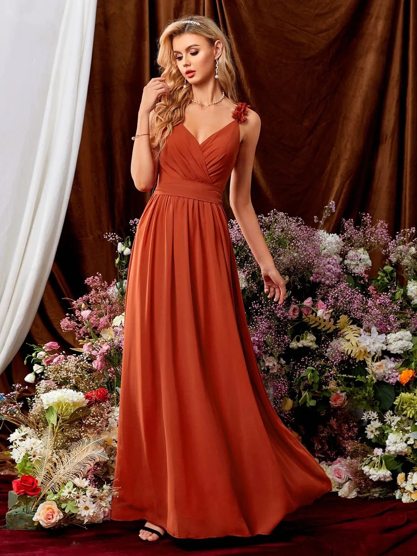 robe de soirée mariage en satin terracotta dos nu longue évasée chic et élégante pour invitée