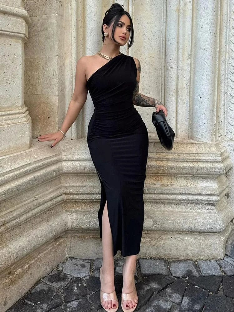 Robe de soirée chic noire moulante longue avec une épaule dénudée pour un mariage élégant.