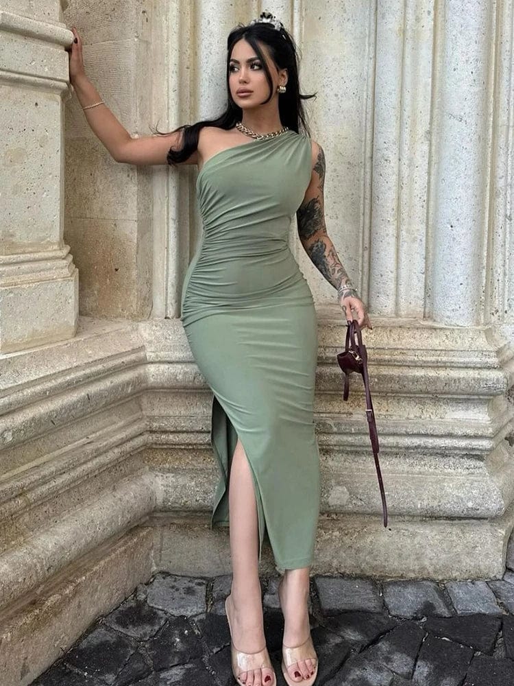 Robe de soirée chic vert sauge asymétrique longue moulante sans manches pour cocktail élégant.