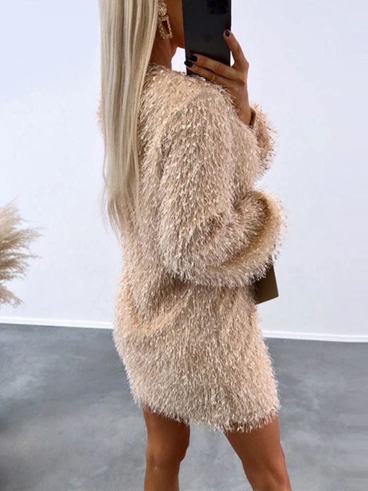 Robe de soirée chic beige courte manches longues, idéale pour un cocktail ou une soirée élégante.