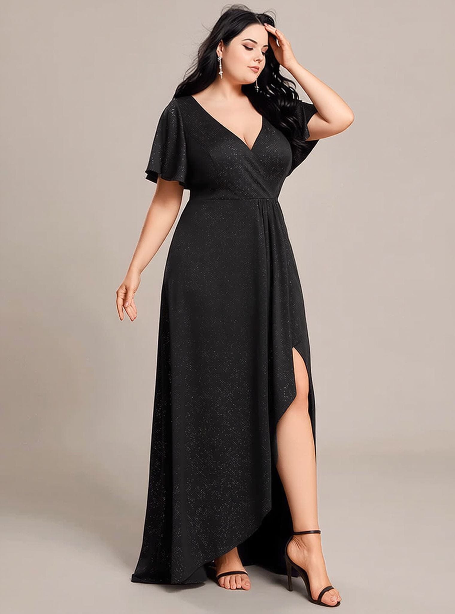 Robe de soirée noire à fente asymétrique et manches à volants