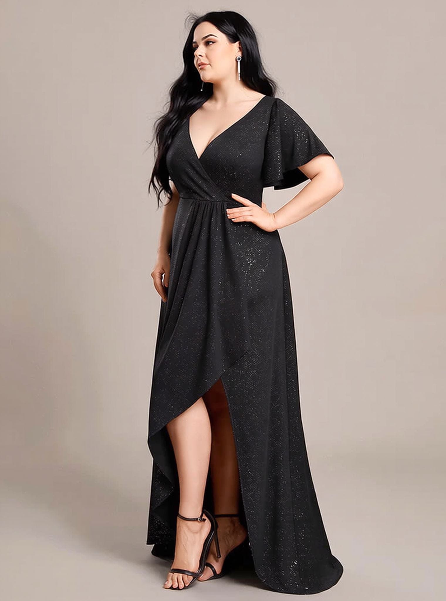Robe de soirée noire à fente asymétrique et manches à volants