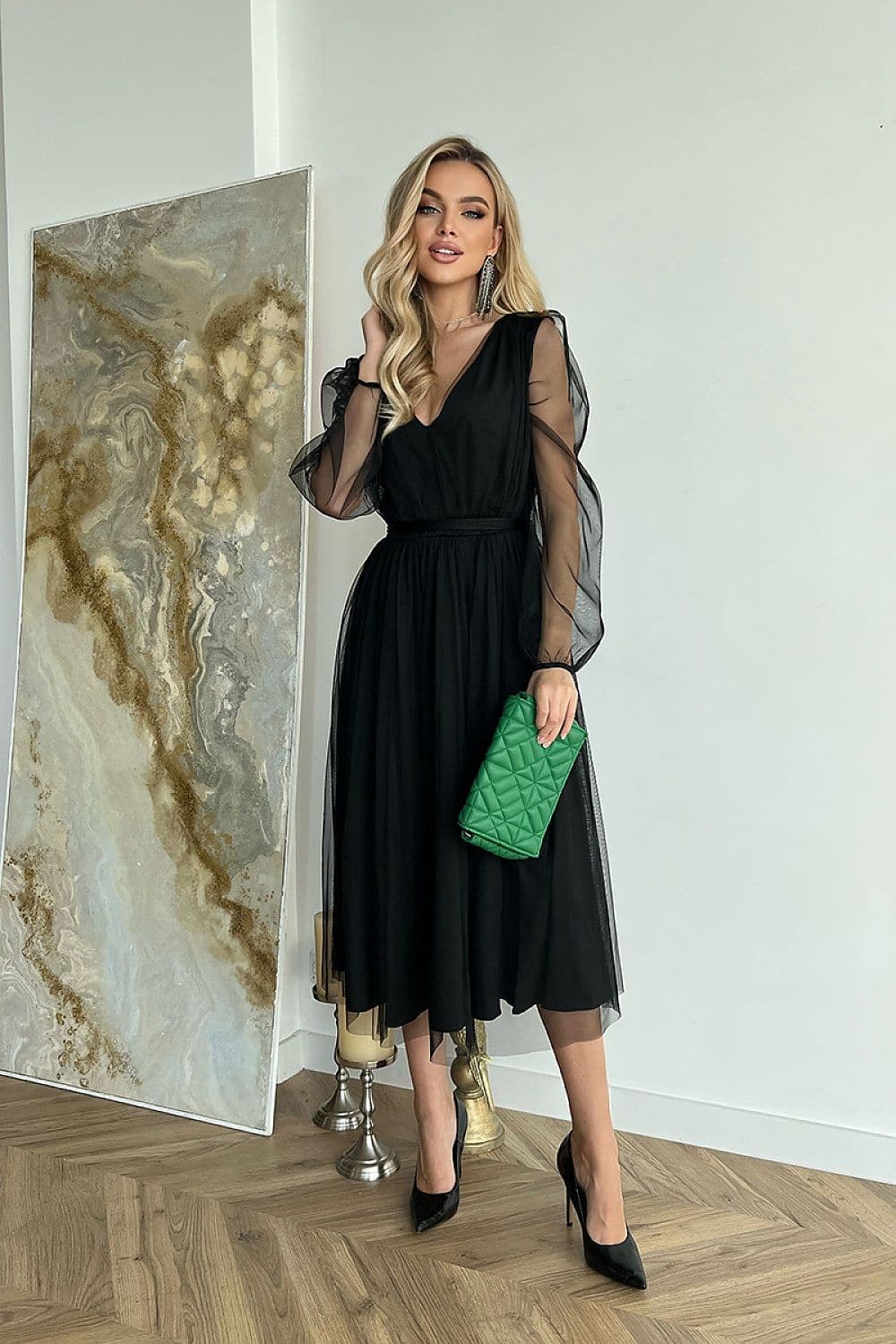 Robe de soirée chic noire midi à manches longues, idéale pour un cocktail ou un événement élégant.