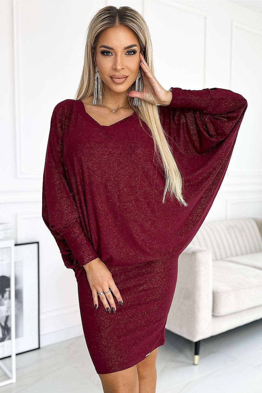 Robe de soirée chic bordeaux manches longues midi élégante pour une allure raffinée.