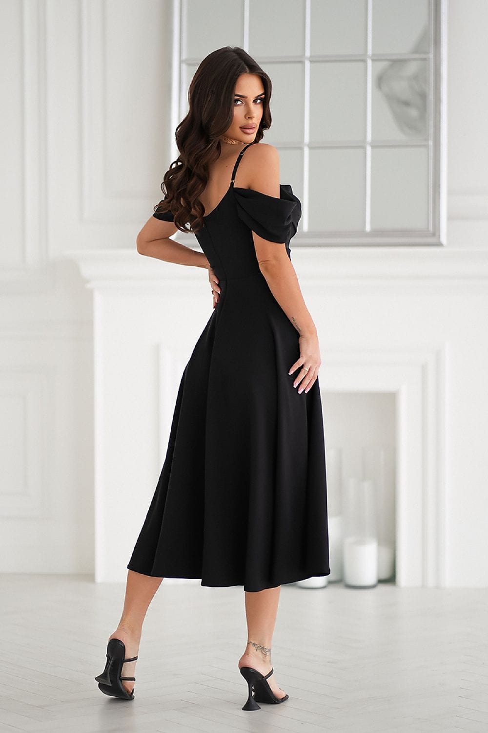 robe midi chic pour soirée mariage, élégante et fluide, coupe trapèze avec manches courtes
