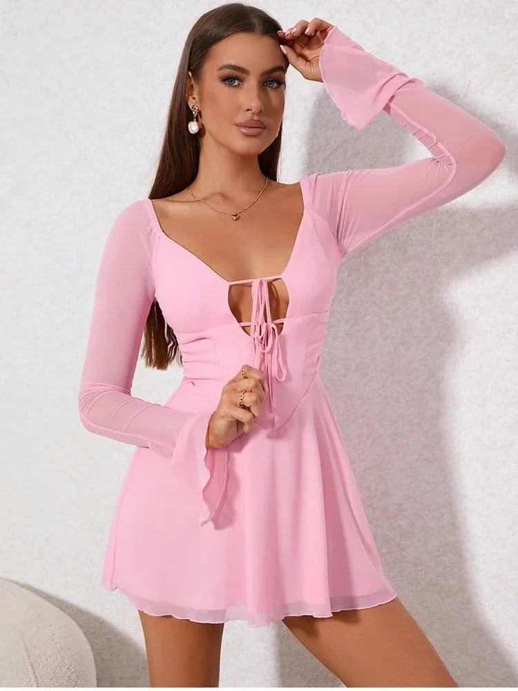 Robe de soirée chic rose manches longues décolleté courte évasée idéale pour un cocktail.