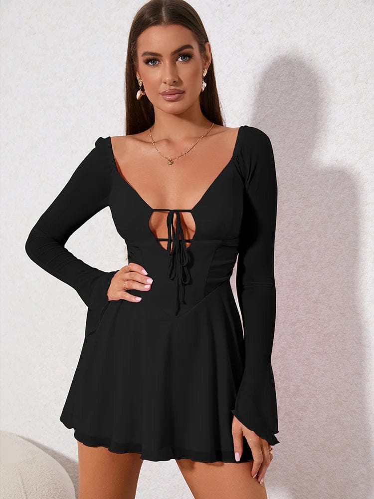 Robe de soirée chic rose courte dos nu manches longues pour un look élégant et féminin.