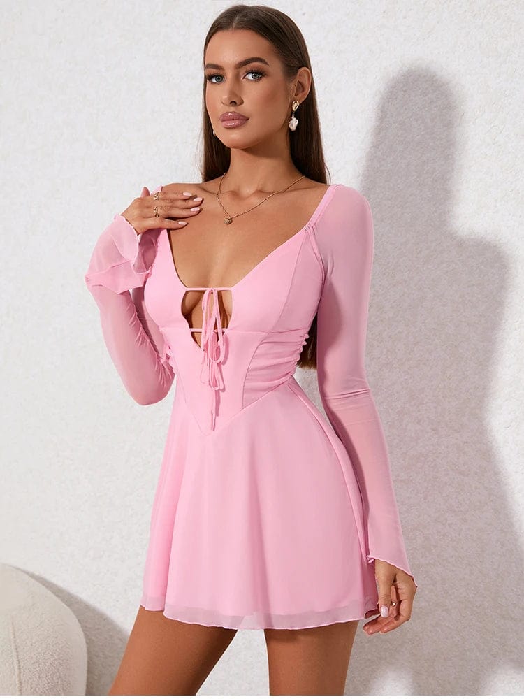 Robe de soirée chic rose à manches longues, courte et évasée, idéale pour mariage ou cocktail.