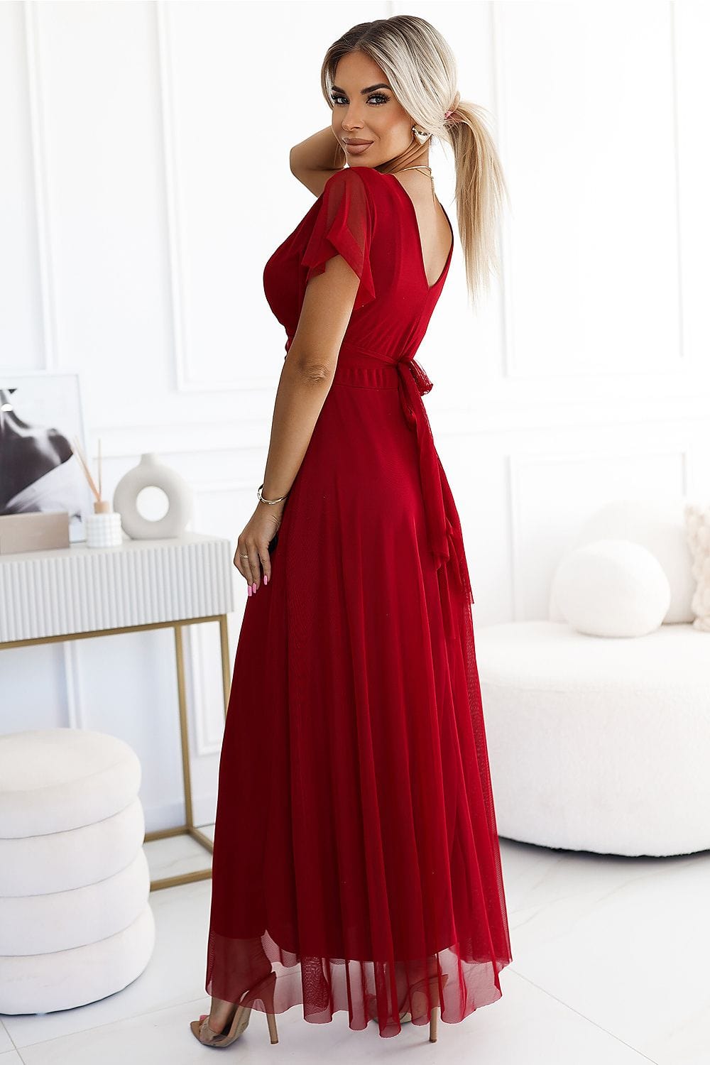 Robe élégante de soirée chic longue rouge pour mariage avec épaules dénudées.