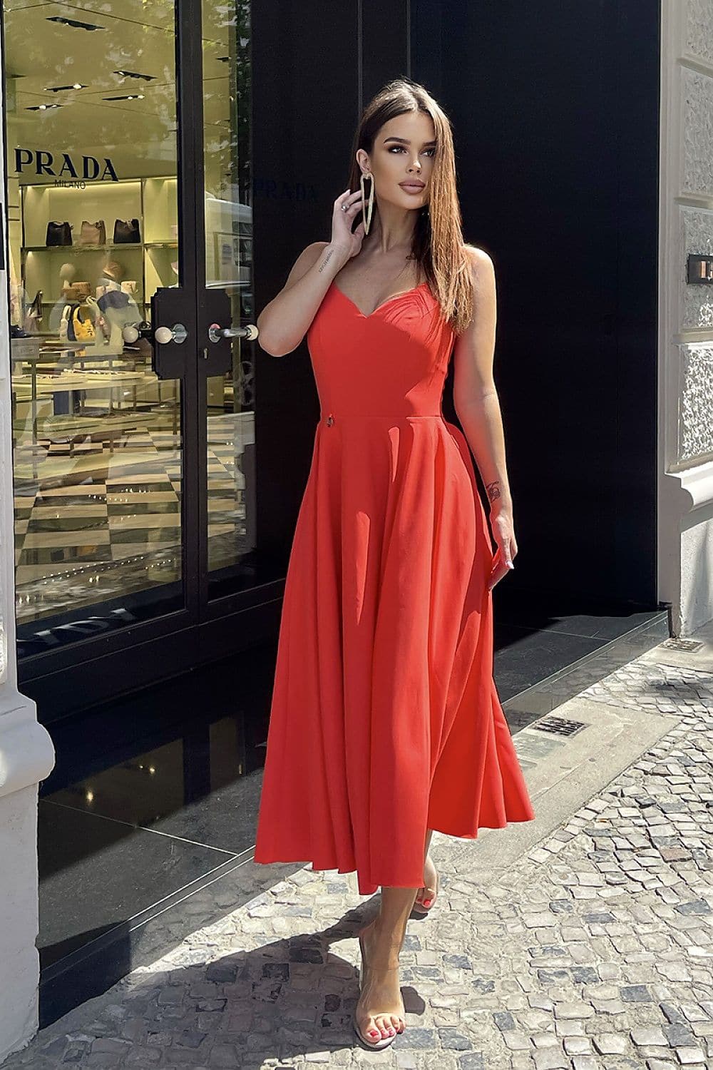 Robe de soirée rouge midi élégante pour femme, idéale pour cocktail ou événement chic avec sa longueur tendance et sa couleur vive.
