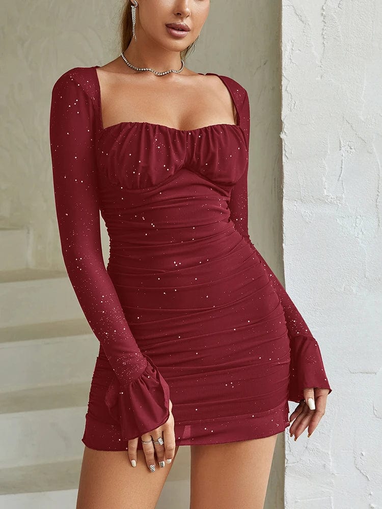 Robe de soirée sexy moulante bordeaux courte manches longues avec détails scintillants.