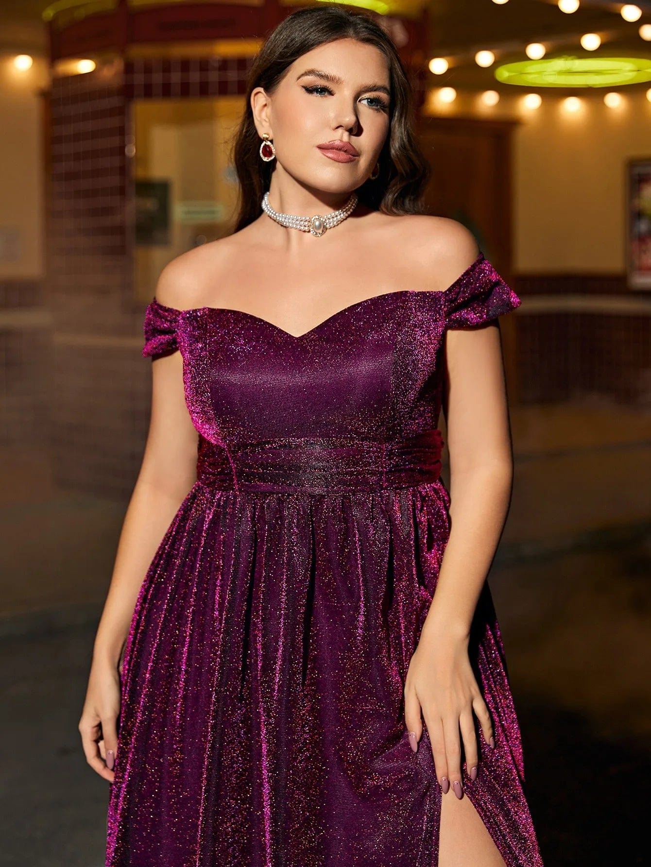 Robe de soirée paillettes grande taille violette avec manches courtes et silhouette princesse, parfaite pour cocktail ou gala.