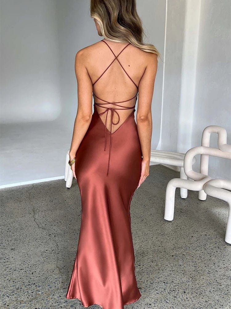 Robe de soirée dos nu moulante en satin terracotta longue, parfaite pour un mariage chic d'été.