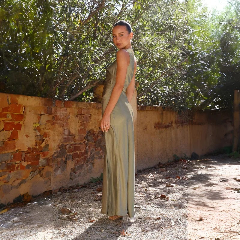 Robe demoiselle d'honneur asymétrique en satin vert sauge, longue sans manches, idéale pour mariage chic.