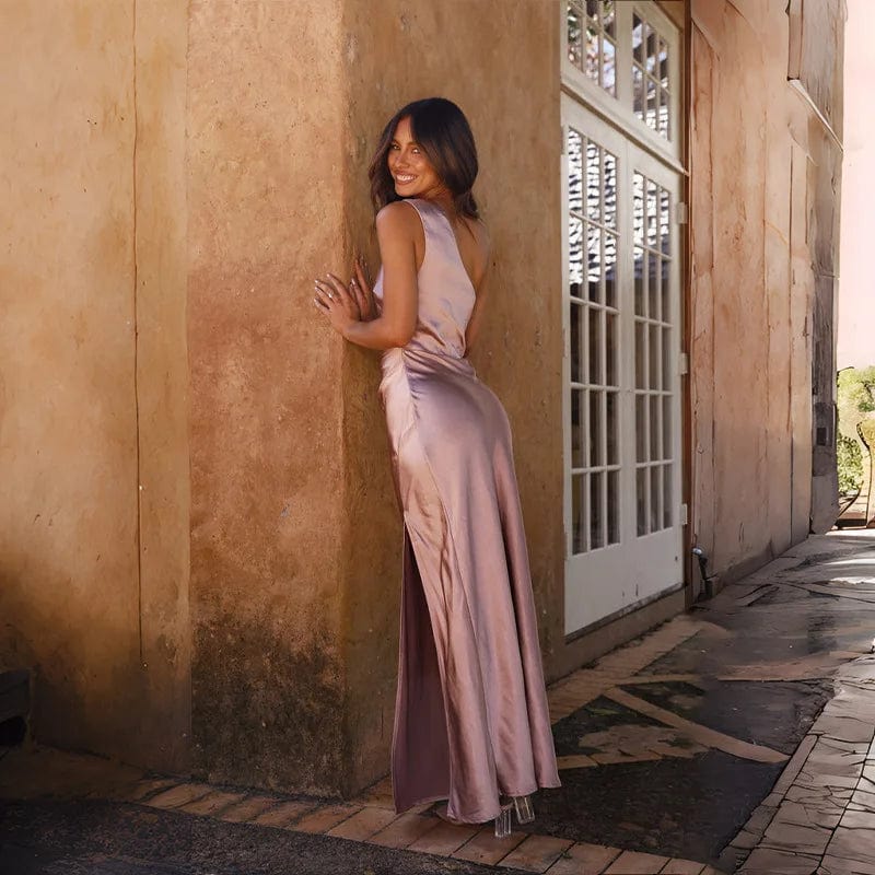 Robe demoiselle d'honneur asymétrique en satin rose pour mariage, chic et élégante avec une coupe longue et fluide.