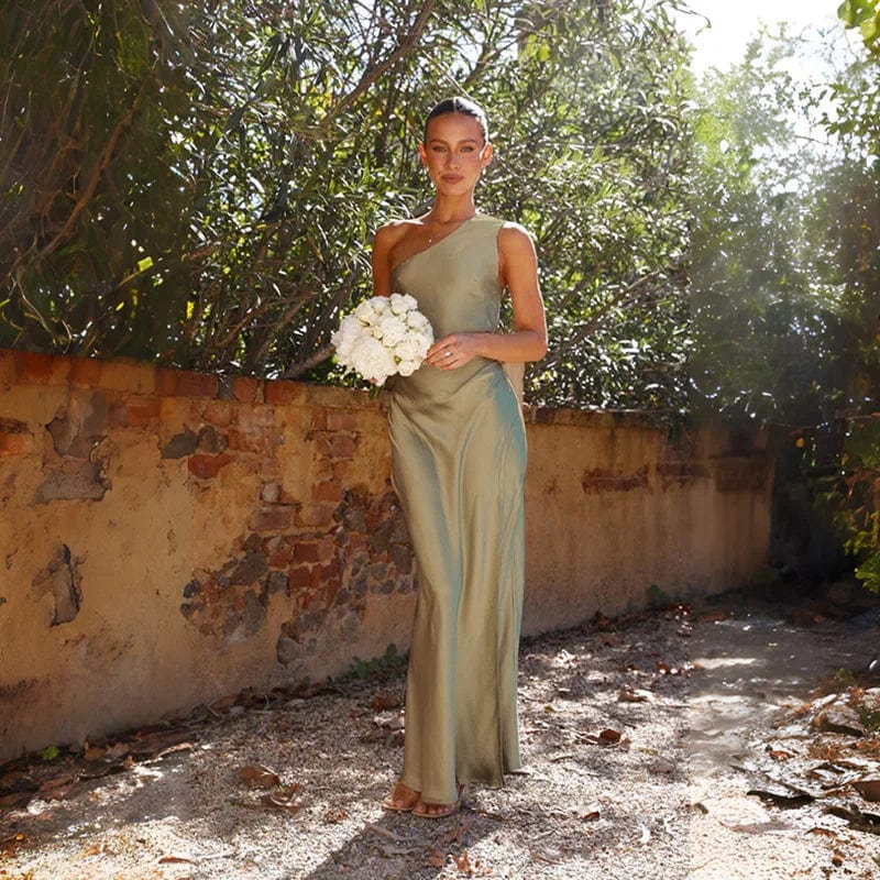 Robe demoiselle d'honneur verte asymétrique en satin, épaule dénudée, longue pour mariage chic.