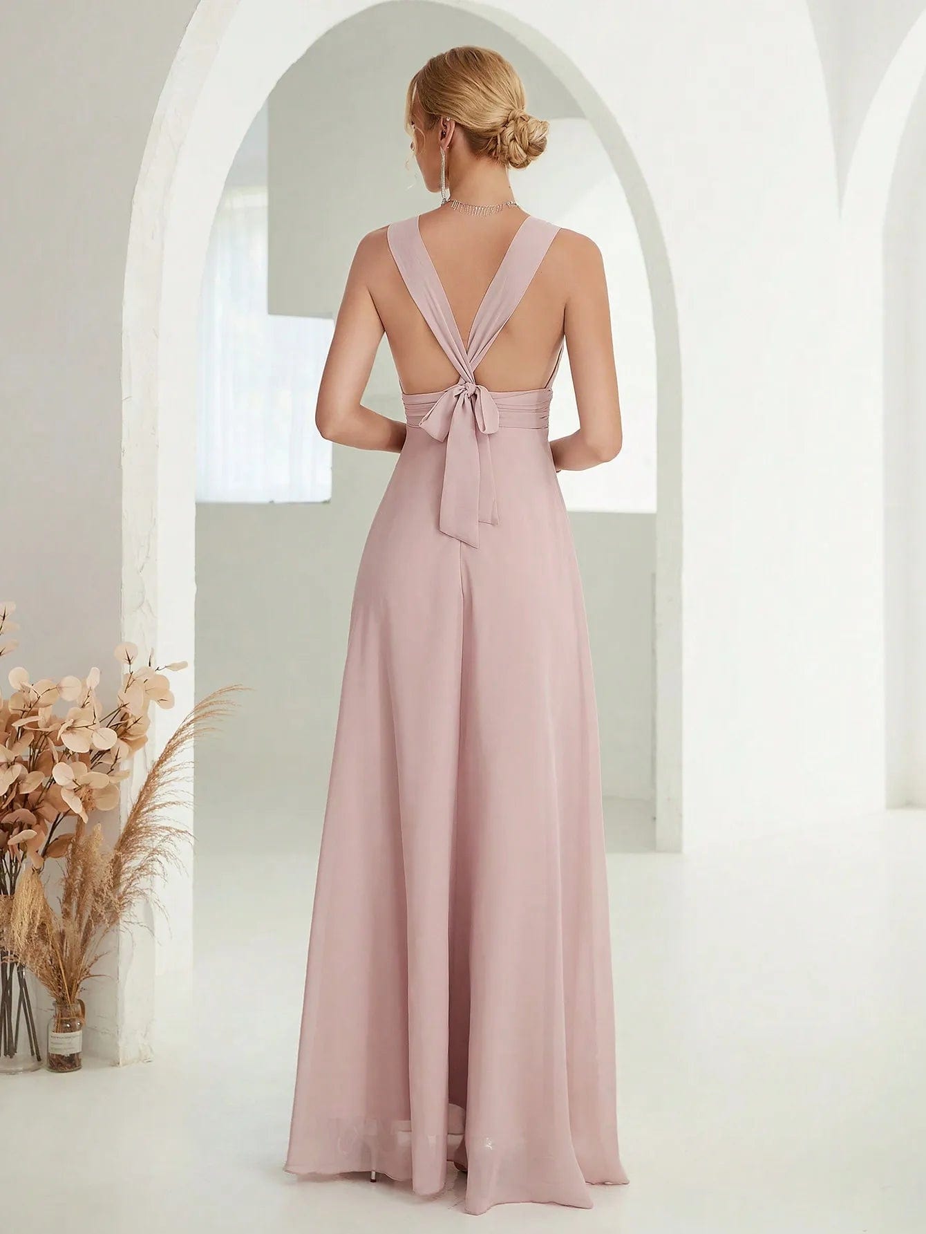 Robe demoiselle d'honneur beige crème longue avec dos croisé et nœud, élégante pour mariage, silhouette trapèze.