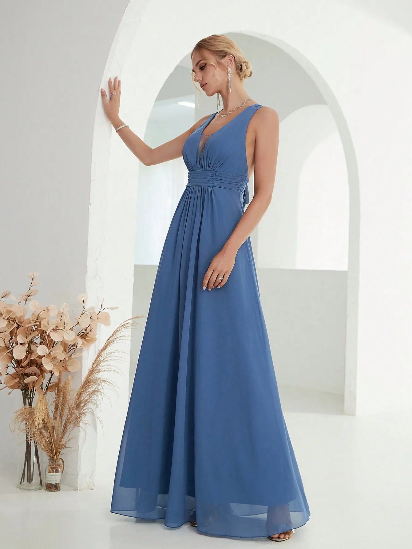 Robe demoiselle d'honneur bleue longue avec silhouette princesse et décolleté, parfaite pour mariage chic et élégant.
