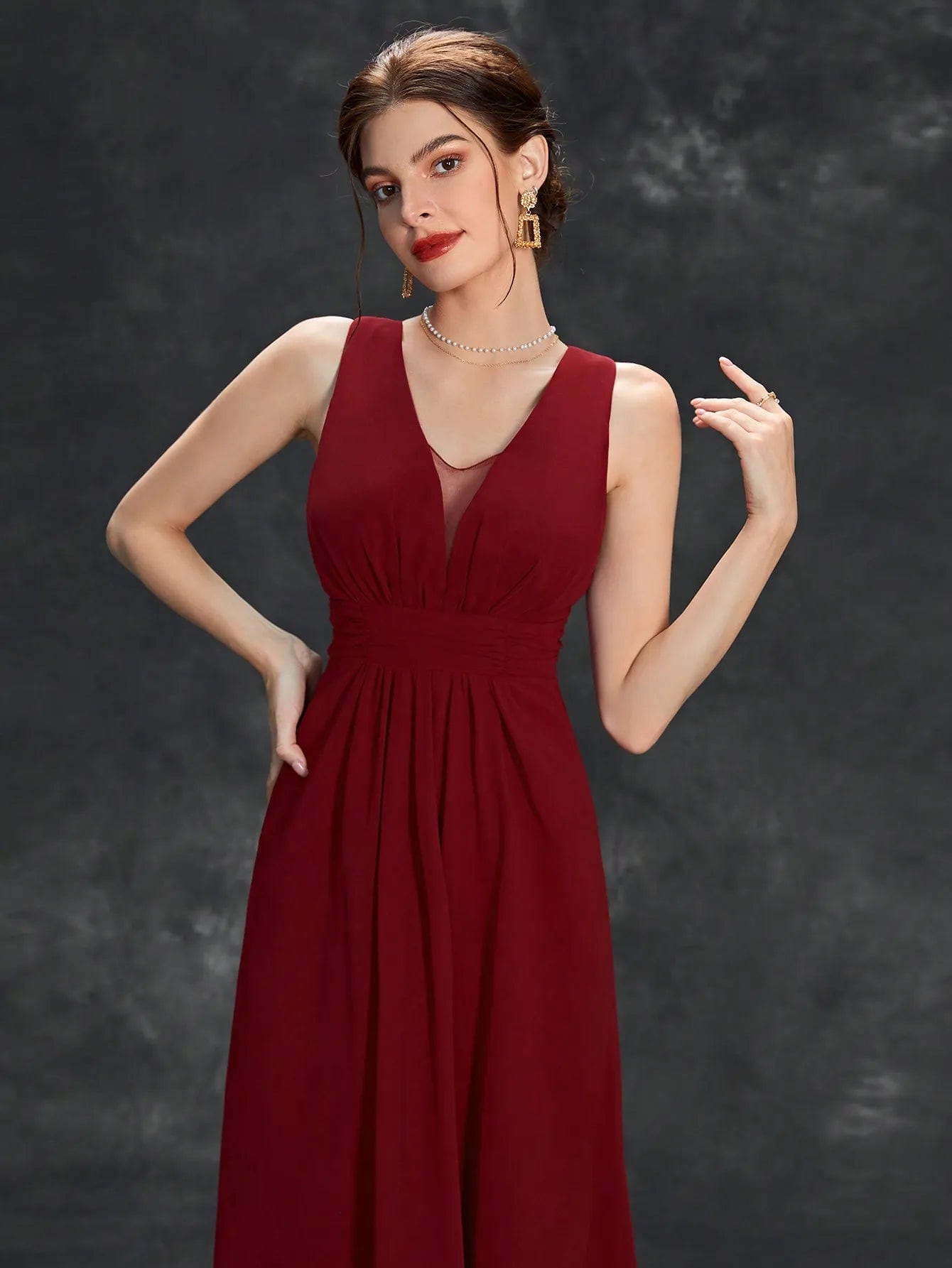 Robe demoiselle d'honneur rouge longue sans manches, style élégant et chic, avec décolleté en V pour mariage.