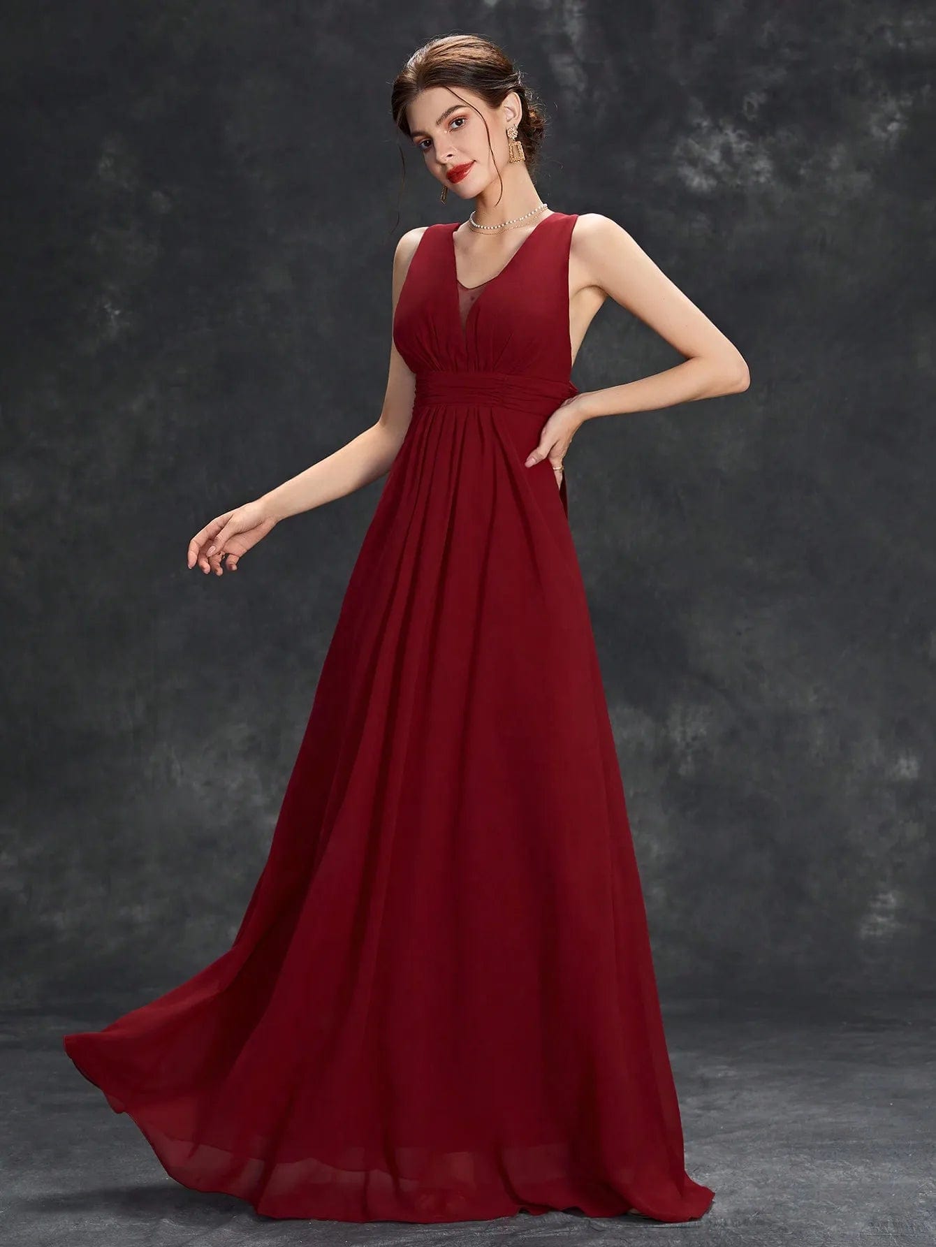 Robe demoiselle d'honneur rouge longue sans manches, style chic et élégante pour mariage, silhouette princesse.