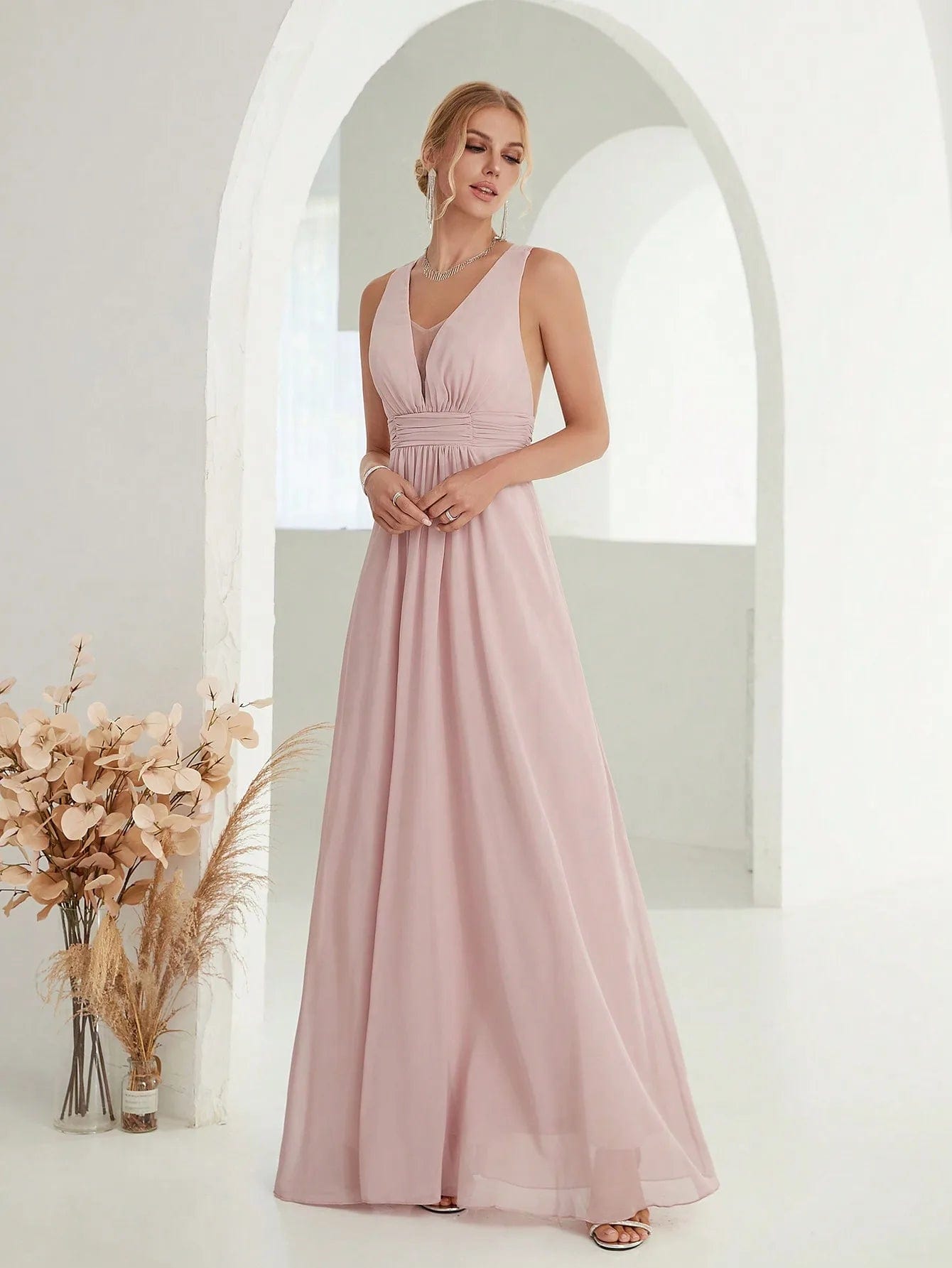 Robe demoiselle d'honneur beige crème, style élégant, longue sans manches, idéale pour mariage.