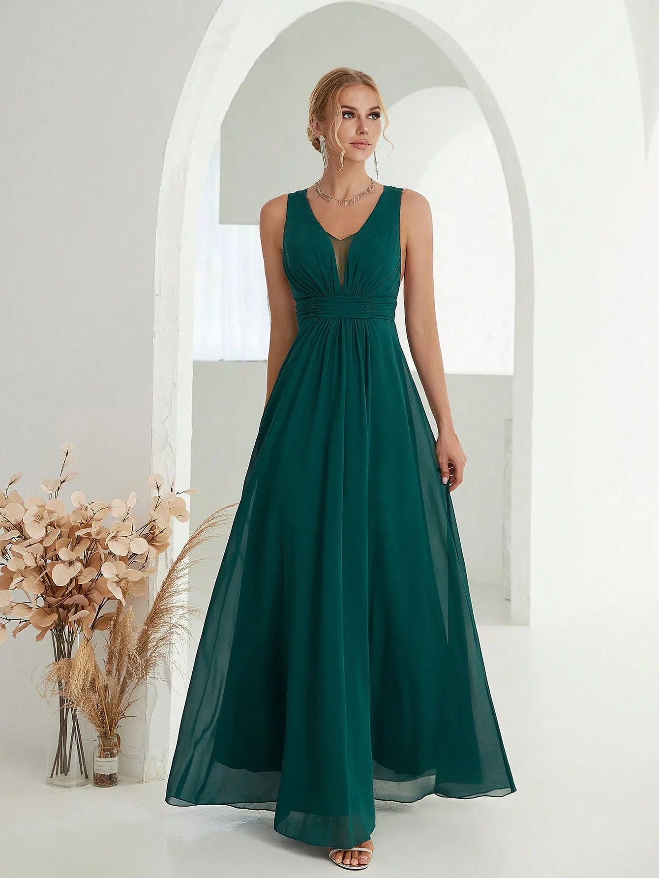 Robe demoiselle d'honneur verte longue trapèze sans manches pour mariage chic et élégante.
