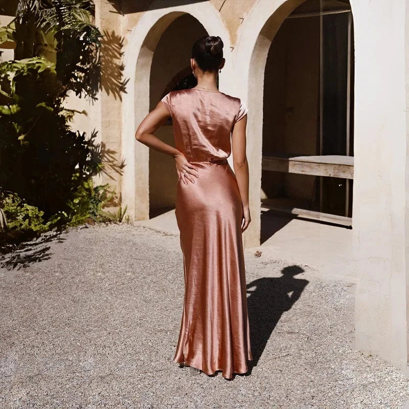 robe demoiselle d'honneur chic longue fluide bordeaux pour mariage élégant avec manches courtes