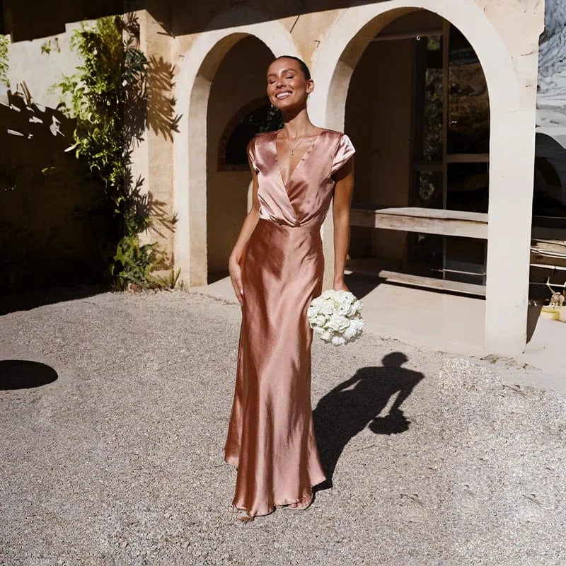 robe demoiselle d'honneur chic longue couleur rose poudré avec coupe fluide et manches courtes élégantes